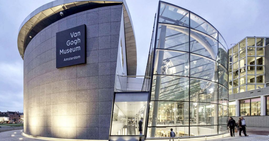 L'esterno del Van Gogh Museum ad Amsterdam, in Olanda
