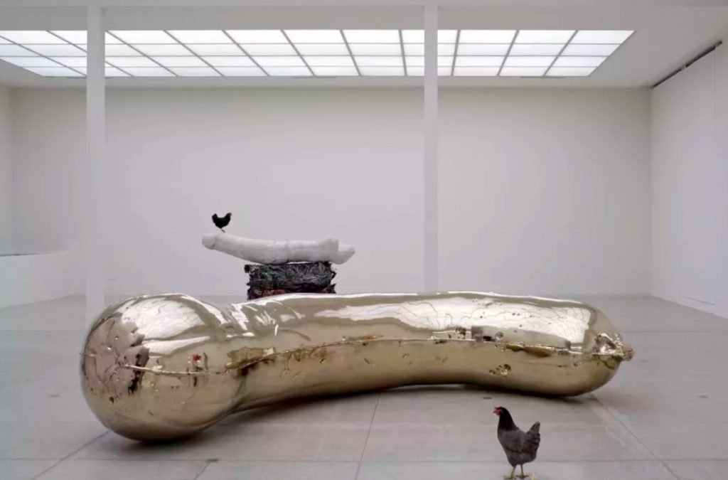 NUD NOB, installazione dell'artista inglese Sarah Lucas