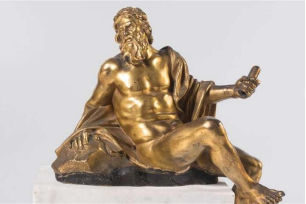 La scultura in bronzo, simile alla personificazione del fiume Gange nella Fontana dei Quattro Fiumi a piazza Navona, è sospettata di essere una delle figure mancanti del modello originale conservato al Palacio Real di Madrid.