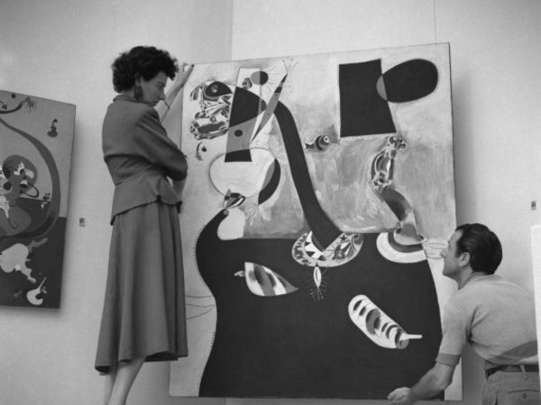 Peggy Guggenheim durante l’allestimento del Padiglione Greco, alla XXIV Biennale di Venezia, 1948