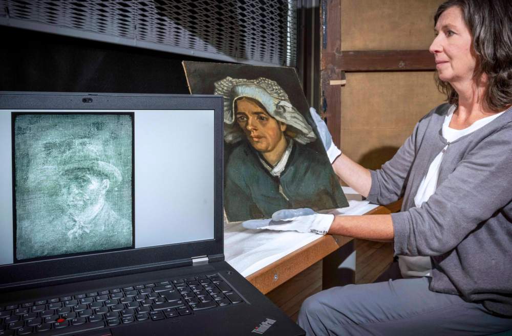 Gli esperi mostrano il dipinto di Van Gogh, La testa di contadina con sotto l'uomo nascosto.