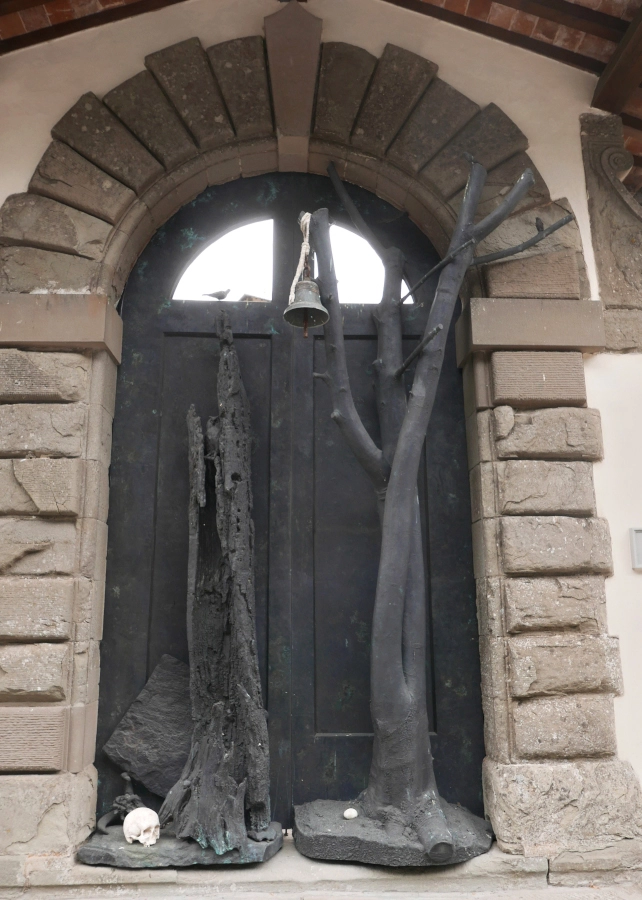 Claudio Parmiggiani, "Porta Speciosa", esterno, 2013, Sacro Eremo di Camaldoli 
