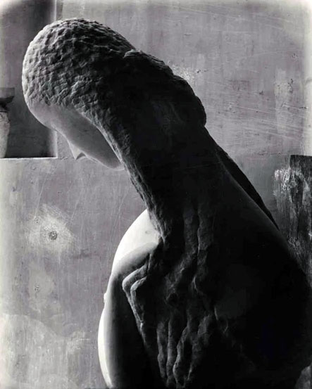 Costantin Brancusi, Donna che si guarda allo specchio, 1909, scultura