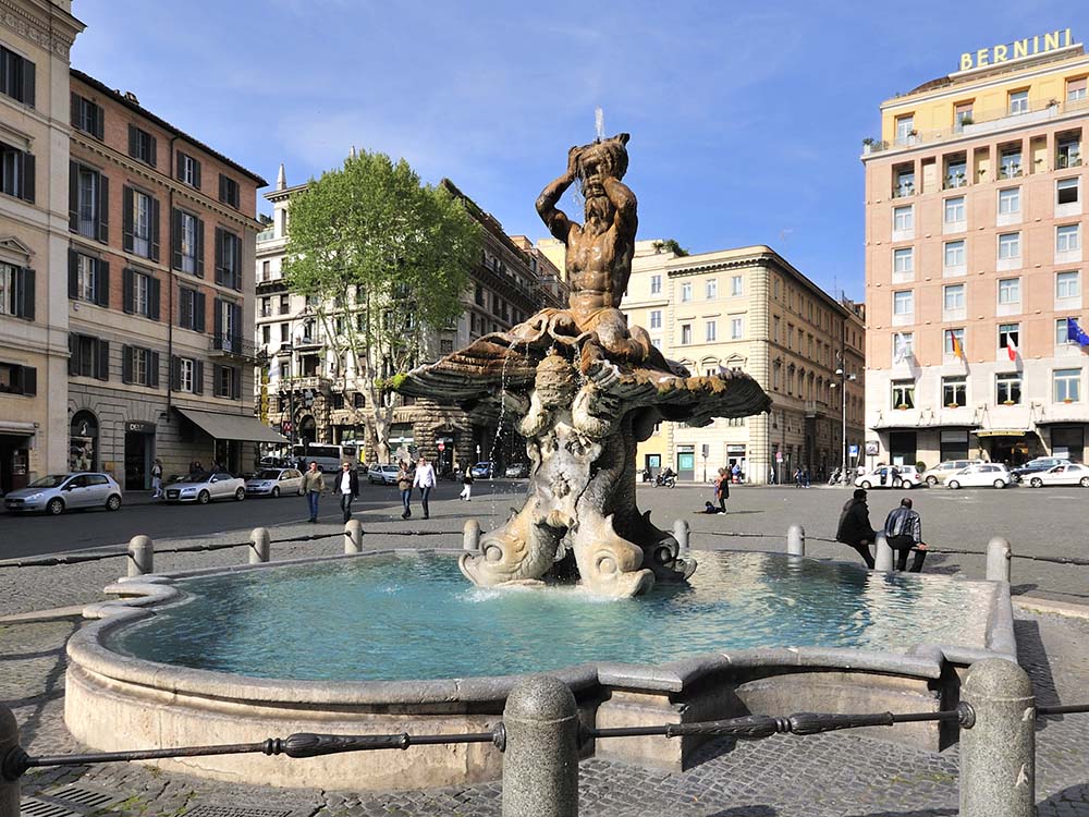 Piazza Berberini Fontana del Tritone di Gian Lorenzo Bernini, Roma