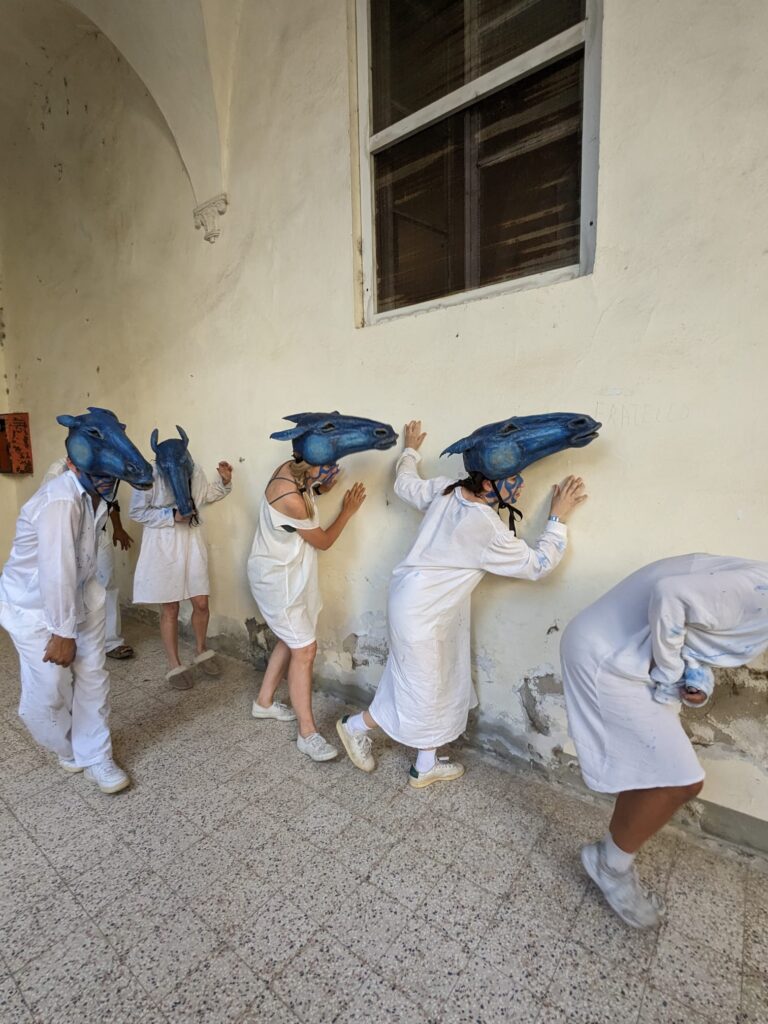 La performance che ha accompagnato l'inaugurazione della mostra "Da vicino nessuno è normale"