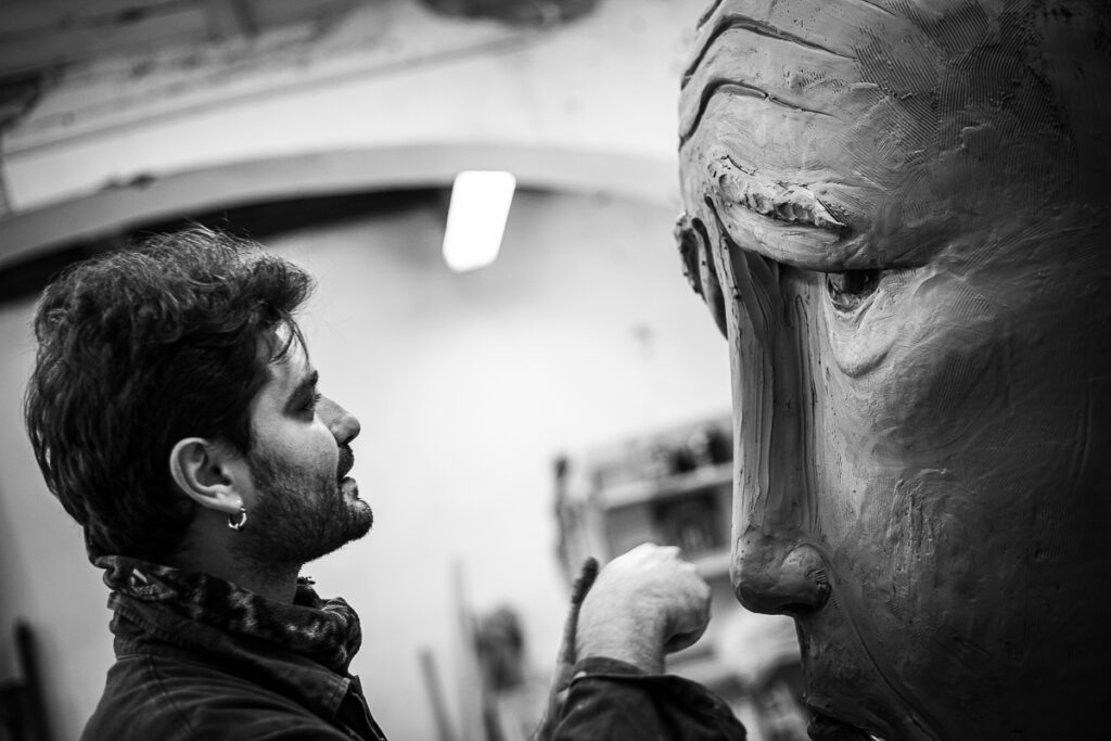 Matteo Raciti a lavoro su una sua opera in argilla, foto di Valentina Ragozzino