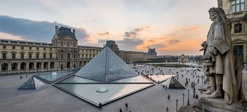 La Piramite di vetro al Museo del Louvre