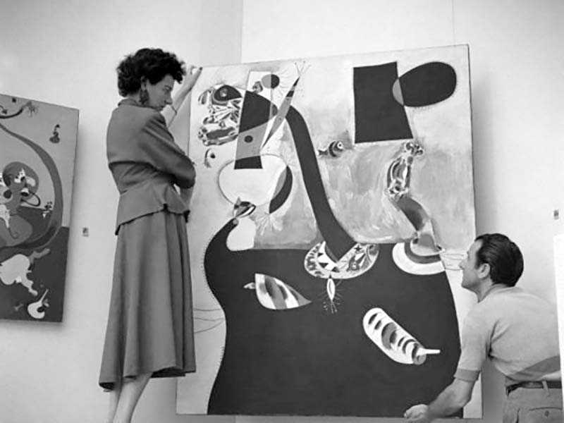 Peggy Guggenheim durante l’allestimento del Padiglione Greco, alla XXIV Biennale di Venezia