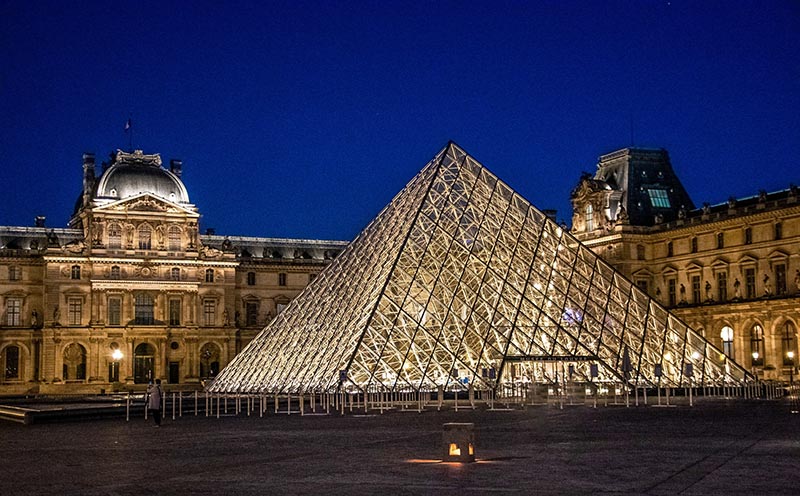 Louvre di notte. Ogni mercoledì e venerdì, il museo rimane aperto fino alle 21:45