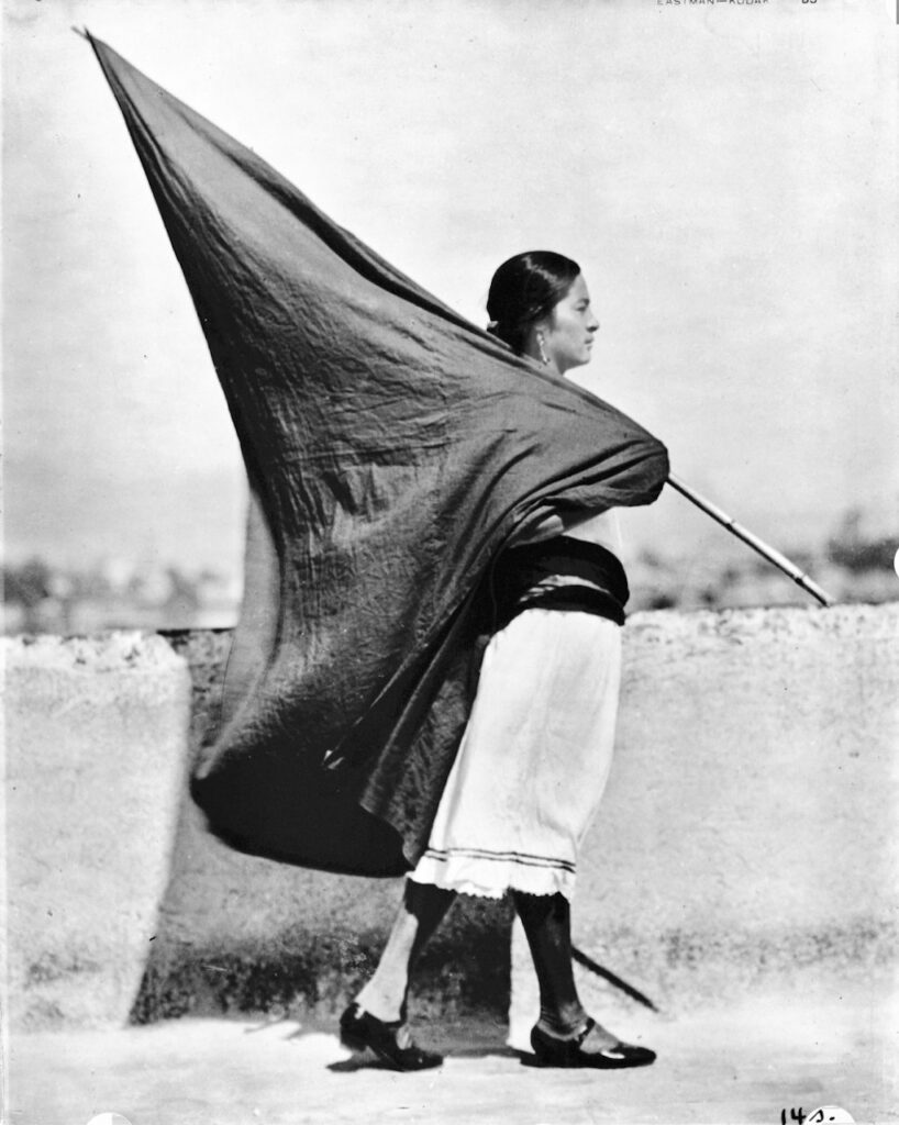 Tina Modotti, Donna con bandiera, Messico, 1928 ca