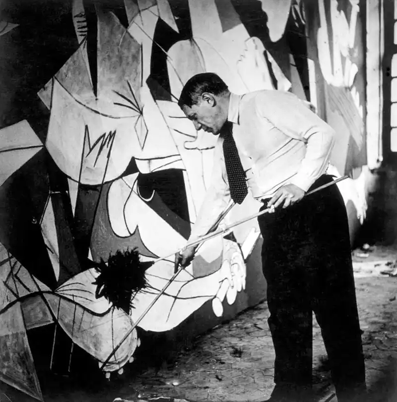 Pablo Picasso a lavoro sulla Guernica