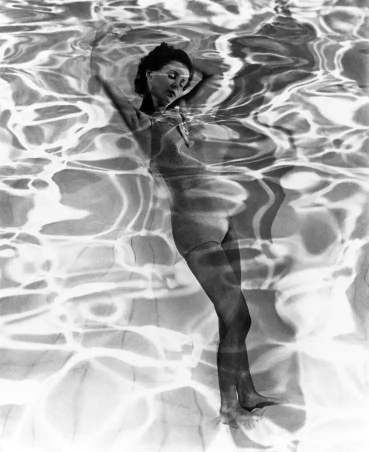 Dora Maar, Modella in piscina, 1936