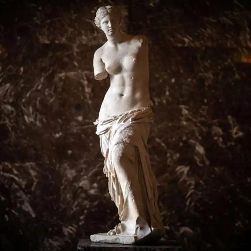 La Venere di Milo, al Louvre di Parigi
