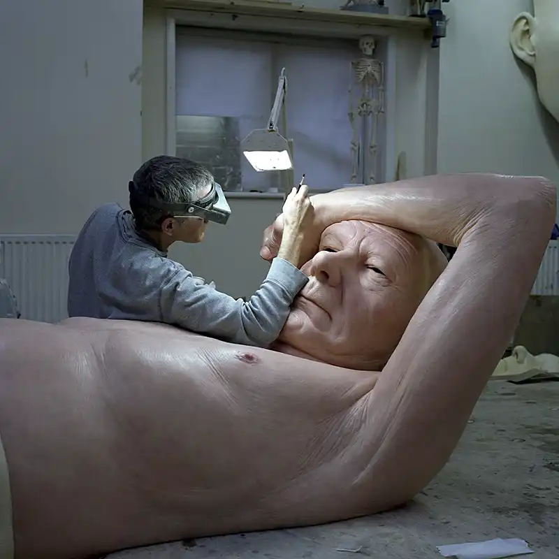 Ron Mueck a lavoro su una sua scultura iperrealista