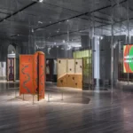 La nuova mostra sul paravento alla fondazione prada di milano
