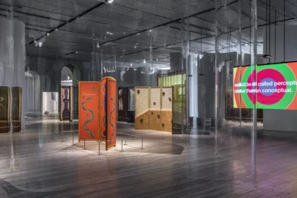 La nuova mostra sul paravento alla fondazione prada di milano