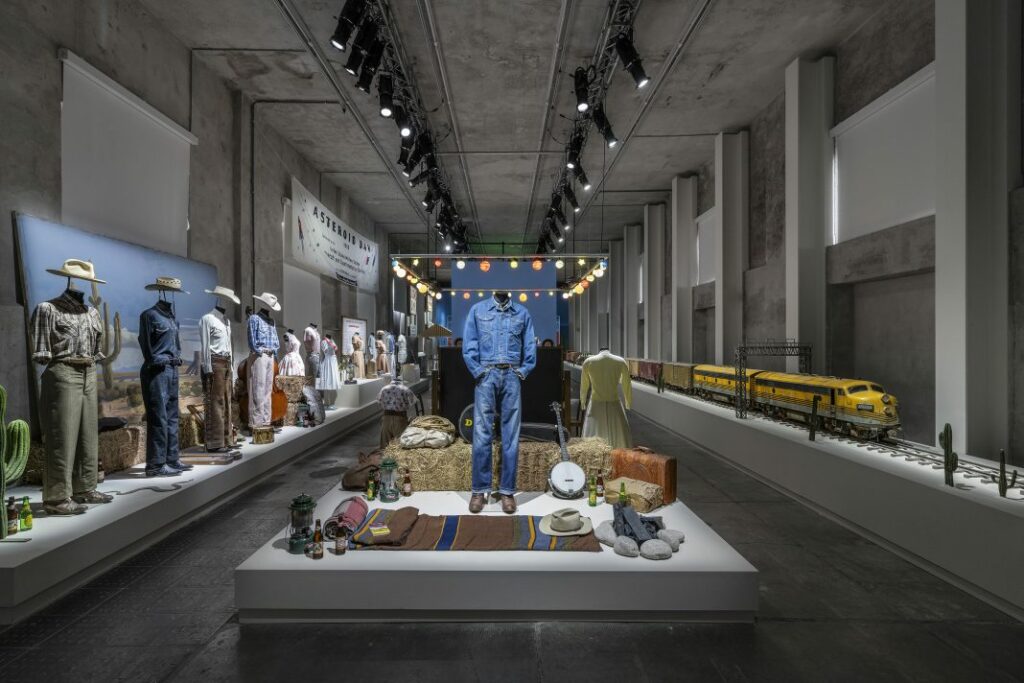 Immagine della mostra “Wes Anderson – Asteroid City: Exhibition”, Fondazione Prada, Milano