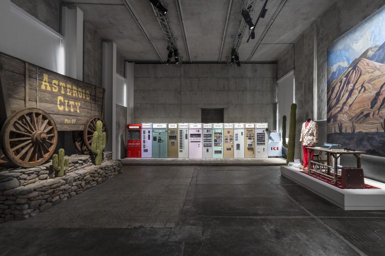Immagine della mostra “Wes Anderson – Asteroid City: Exhibition”, Fondazione Prada, Milano