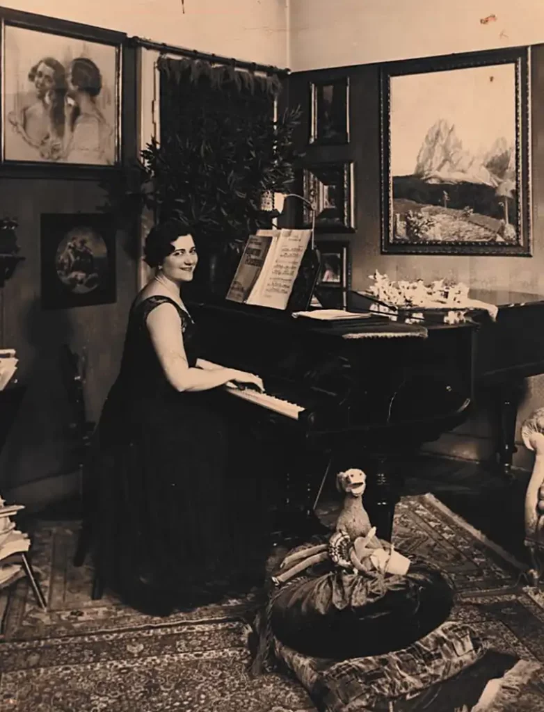 Eva Dea al pianoforte, fotografia